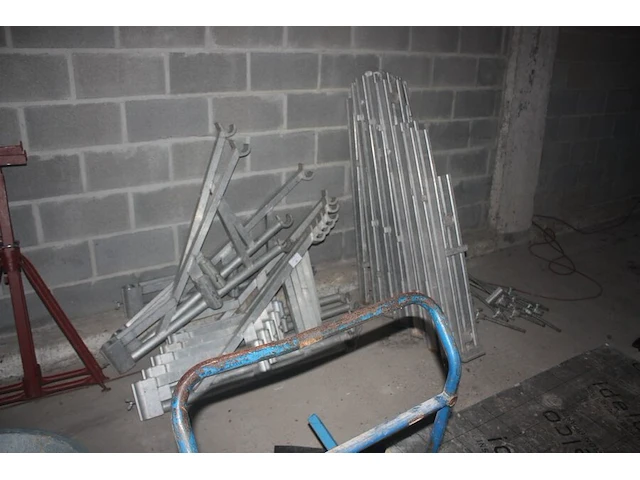 Alu gevelstelling 26 stuks, metalen kruiwagen, 2 metalen schragen, transportkar, partij dakgoten en profielen vmzinc, , 5 isolatieplaten, net (23,24,25) - afbeelding 13 van  13