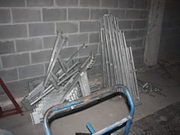 Alu gevelstelling 26 stuks, metalen kruiwagen, 2 metalen schragen, transportkar, partij dakgoten en profielen vmzinc, , 5 isolatieplaten, net (23,24,25) - afbeelding 13 van  13