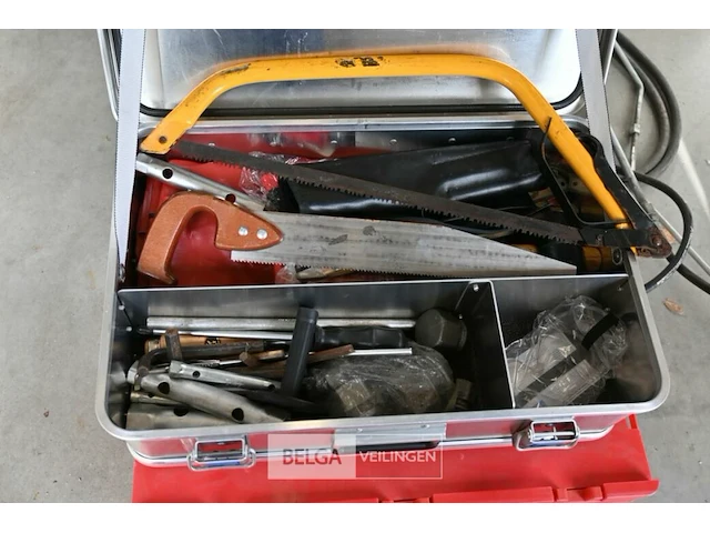 Alu koffer met gereedschap - afbeelding 2 van  2