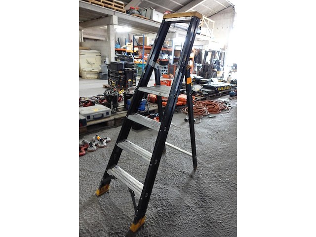 Alu trapladder dewalt - afbeelding 2 van  3
