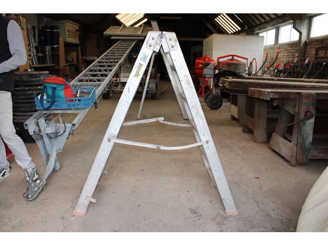 Aluminium trapladder - afbeelding 1 van  3