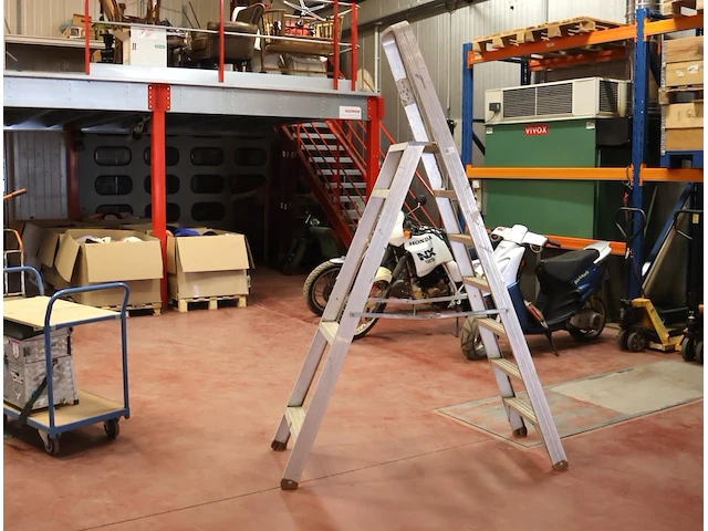 Aluminium trapladder - afbeelding 1 van  2