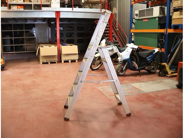 Aluminium trapladder - afbeelding 1 van  3