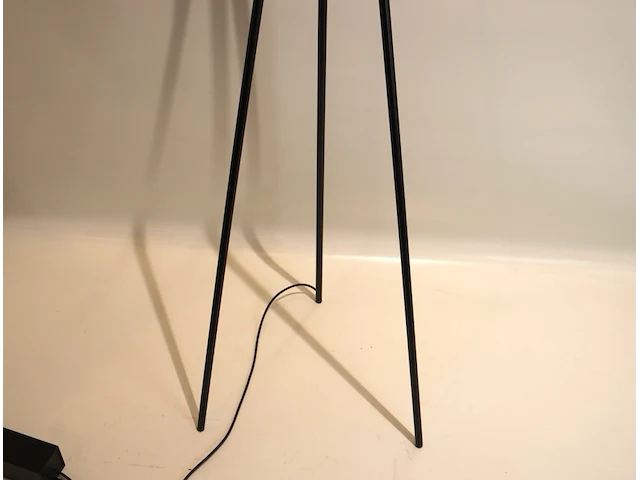Anta faro designlamp op voet - afbeelding 3 van  4