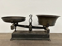 Antiek bascule - metaal met koper schalen - afbeelding 1 van  2