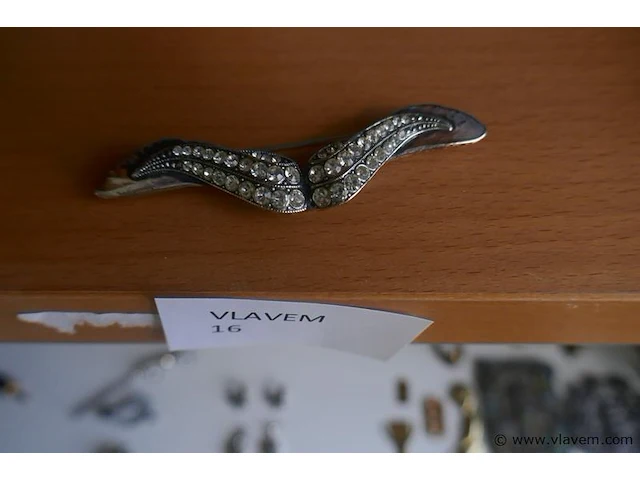 Antiek broche met steentjes - afbeelding 1 van  1
