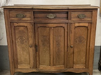 Antiek bruin kastje met 3 schuiven, mooi gesculpteert - afbeelding 1 van  4