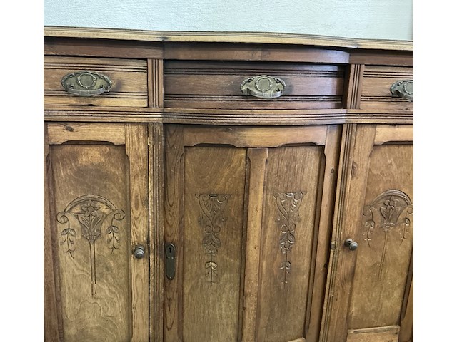 Antiek bruin kastje met 3 schuiven, mooi gesculpteert - afbeelding 2 van  4