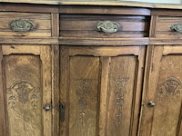 Antiek bruin kastje met 3 schuiven, mooi gesculpteert - afbeelding 2 van  4
