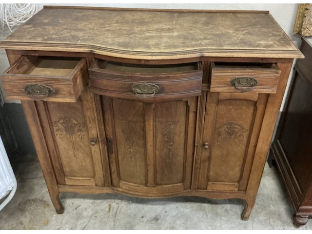 Antiek bruin kastje met 3 schuiven, mooi gesculpteert - afbeelding 3 van  4