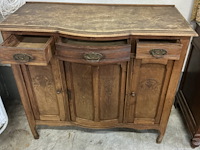 Antiek bruin kastje met 3 schuiven, mooi gesculpteert - afbeelding 3 van  4