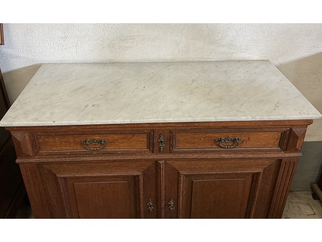 Antiek buffetkastje met marmeren blad, 2 schuiven en legkast - afbeelding 2 van  4