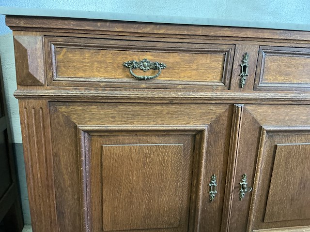 Antiek buffetkastje met marmeren blad, 2 schuiven en legkast - afbeelding 3 van  4