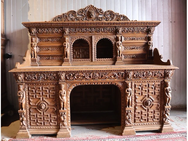 Antiek bureau met houtsnijwerk - afbeelding 1 van  7