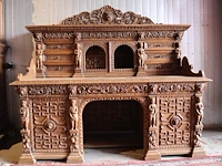 Antiek bureau met houtsnijwerk