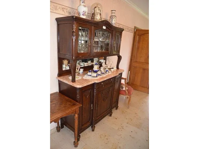 Antiek eetkamer bestaande uit buffetkast 6 deuren 1 lade marmeren blad, uitschuifbare tafel glazen blad, 6 stoelen stoffen zit en rug, wandkast 3 deuren 1 lade marmeren blad en spiegel, stoel met armleuning - afbeelding 5 van  18