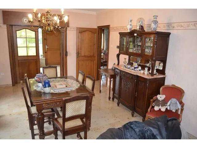 Antiek eetkamer bestaande uit buffetkast 6 deuren 1 lade marmeren blad, uitschuifbare tafel glazen blad, 6 stoelen stoffen zit en rug, wandkast 3 deuren 1 lade marmeren blad en spiegel, stoel met armleuning - afbeelding 1 van  18