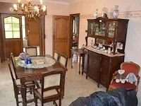 Antiek eetkamer bestaande uit buffetkast 6 deuren 1 lade marmeren blad, uitschuifbare tafel glazen blad, 6 stoelen stoffen zit en rug, wandkast 3 deuren 1 lade marmeren blad en spiegel, stoel met armleuning