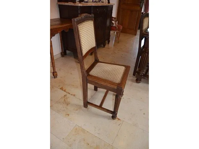 Antiek eetkamer bestaande uit buffetkast 6 deuren 1 lade marmeren blad, uitschuifbare tafel glazen blad, 6 stoelen stoffen zit en rug, wandkast 3 deuren 1 lade marmeren blad en spiegel, stoel met armleuning - afbeelding 12 van  18