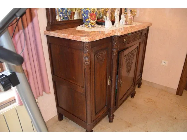 Antiek eetkamer bestaande uit buffetkast 6 deuren 1 lade marmeren blad, uitschuifbare tafel glazen blad, 6 stoelen stoffen zit en rug, wandkast 3 deuren 1 lade marmeren blad en spiegel, stoel met armleuning - afbeelding 15 van  18