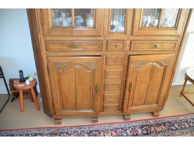 Antiek eiken kast met 2 deuren en 3 laden met opzet vitrine 2 deuren - afbeelding 3 van  12