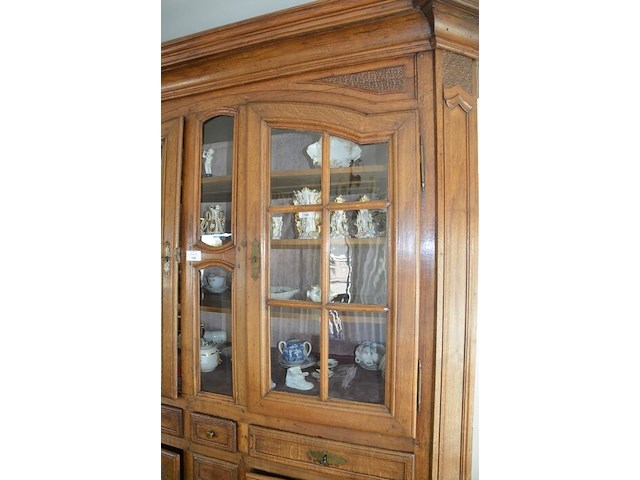 Antiek eiken kast met 2 deuren en 3 laden met opzet vitrine 2 deuren - afbeelding 5 van  12