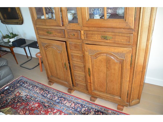 Antiek eiken kast met 2 deuren en 3 laden met opzet vitrine 2 deuren - afbeelding 4 van  12