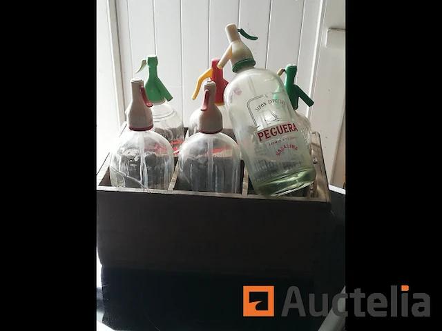 Antiek houten rek met 6 flessen - afbeelding 2 van  2