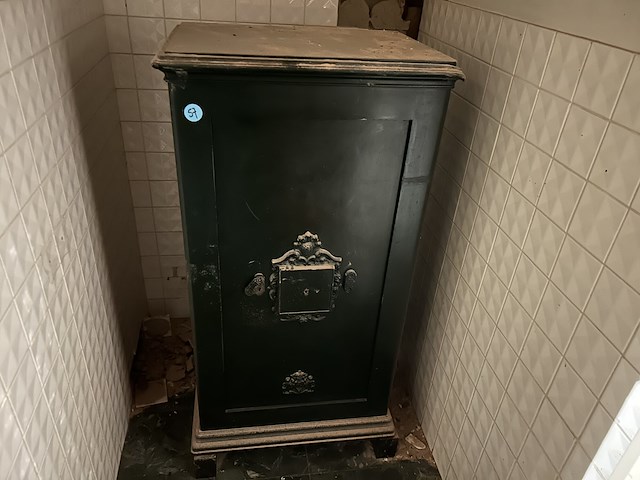 Antiek metalen kluis op blokken - afbeelding 1 van  4