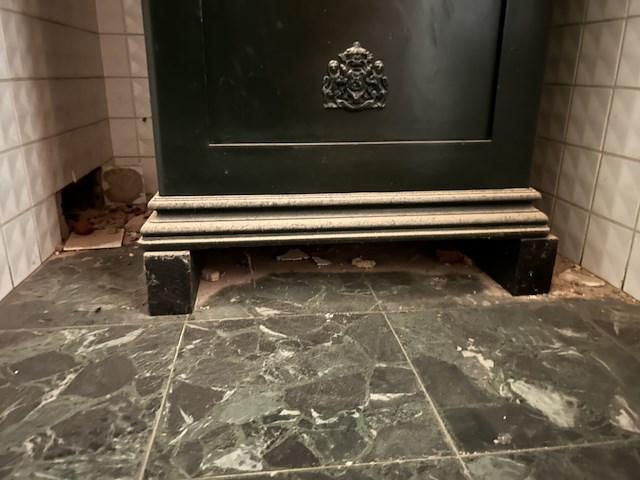 Antiek metalen kluis op blokken - afbeelding 2 van  4