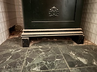 Antiek metalen kluis op blokken - afbeelding 2 van  4