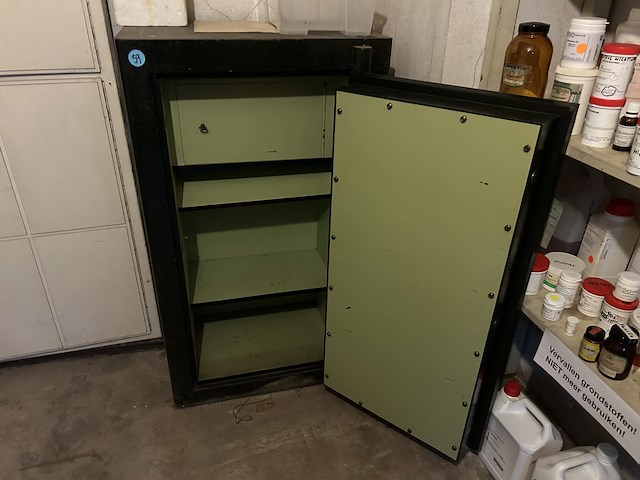 Antiek metalen kluis op blokken - afbeelding 3 van  4