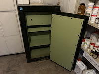 Antiek metalen kluis op blokken - afbeelding 3 van  4