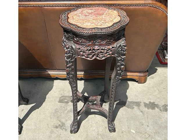 Antieke afgeronde oosterse tafel - afbeelding 1 van  9