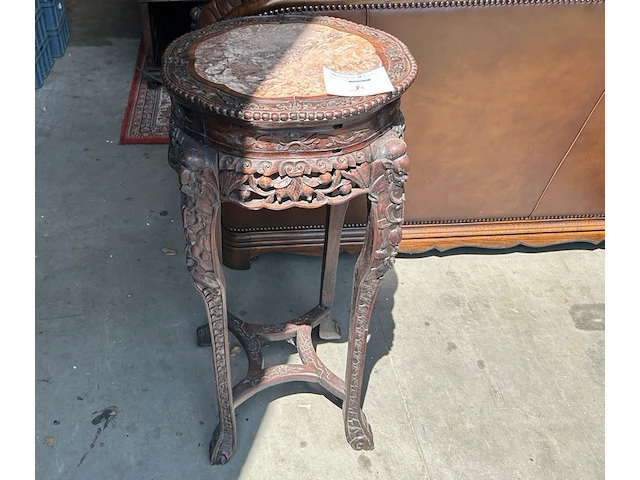 Antieke afgeronde oosterse tafel - afbeelding 1 van  8