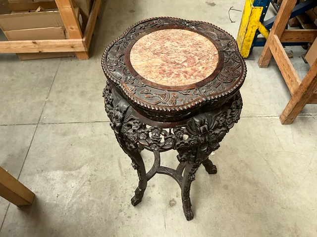 Antieke afgeronde oosterse tafel - afbeelding 1 van  6