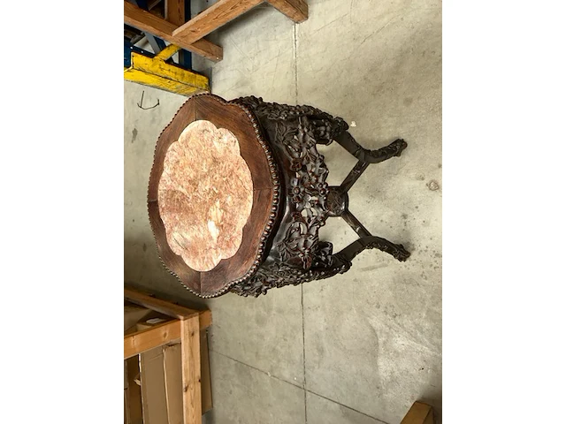 Antieke afgeronde oosterse tafel - afbeelding 1 van  6