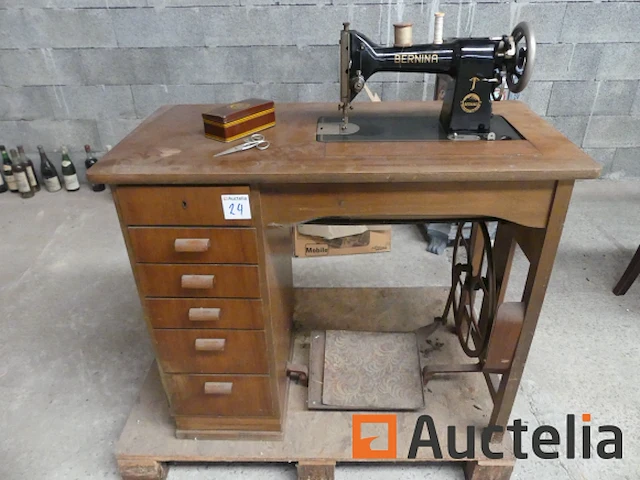 Antieke berlina pedaal naaimachine - afbeelding 1 van  4