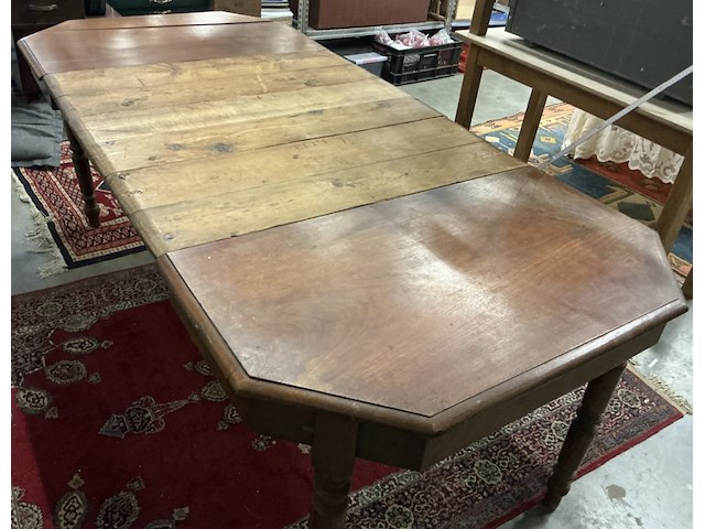 Antieke eettafel, uittrekbaar met 3 inlegpanelen. - afbeelding 4 van  5