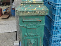 Antieke gietijzeren brievenbus - afbeelding 1 van  2