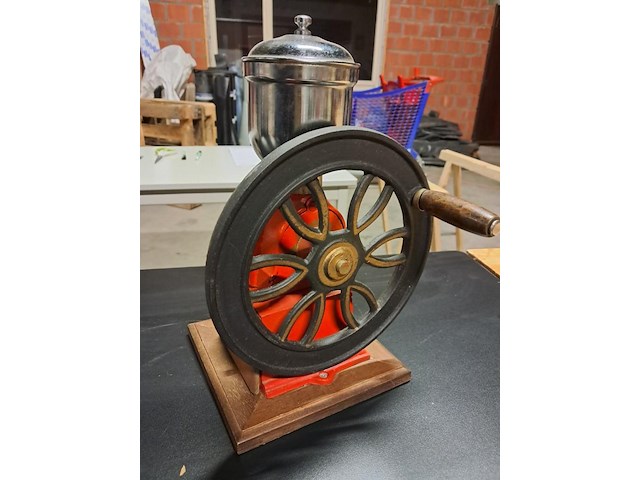 Antieke gietijzeren koffiemolen - afbeelding 1 van  8