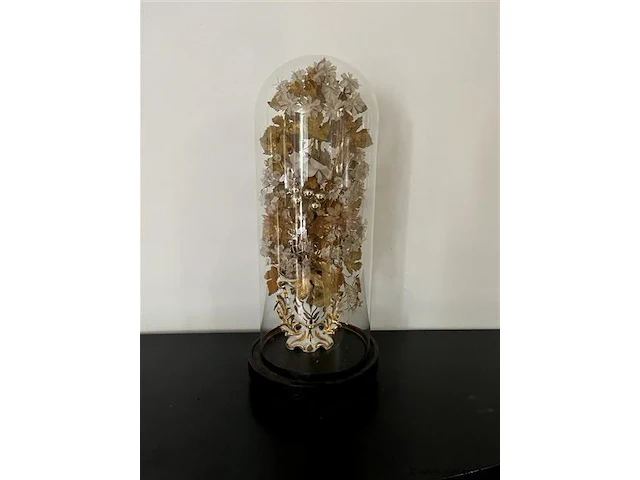 Antieke glazen stolp met gouden bloemen - afbeelding 1 van  3