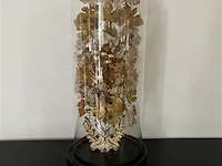 Antieke glazen stolp met gouden bloemen - afbeelding 1 van  3