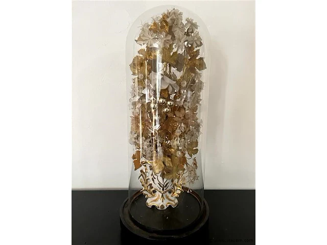 Antieke glazen stolp met gouden bloemen - afbeelding 2 van  3