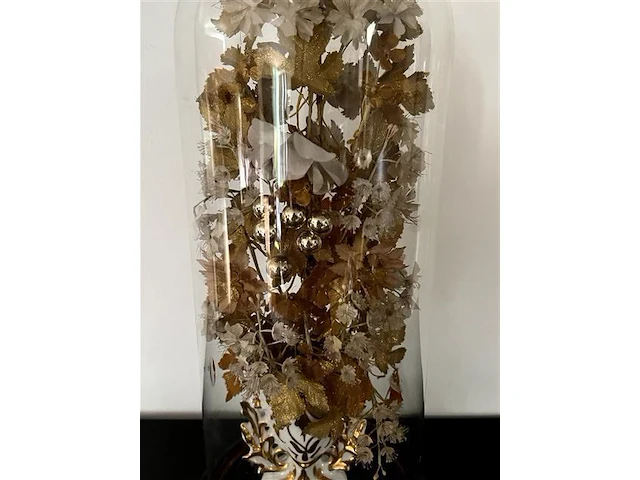 Antieke glazen stolp met gouden bloemen - afbeelding 3 van  3