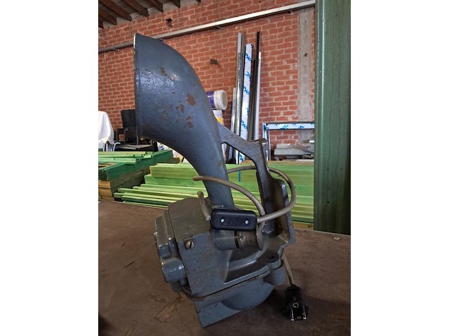 Antieke hoorn (sirene uit oude vliegtuigloods) - afbeelding 1 van  3