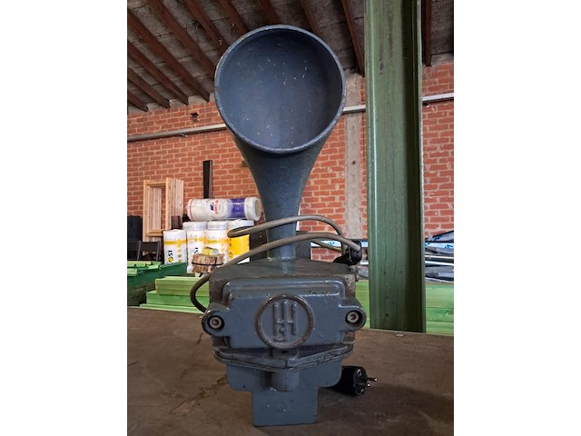 Antieke hoorn (sirene uit oude vliegtuigloods) - afbeelding 2 van  3