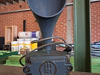 Antieke hoorn (sirene uit oude vliegtuigloods) - afbeelding 2 van  3