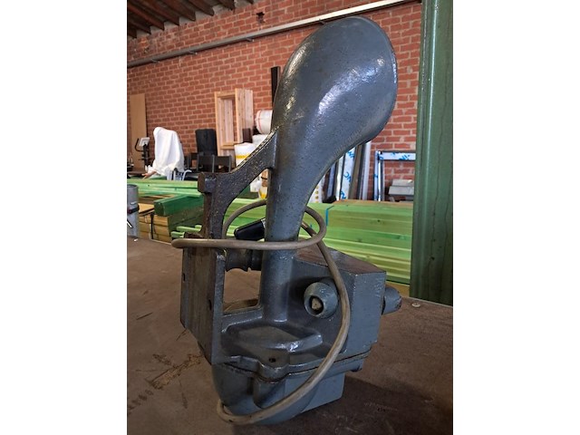 Antieke hoorn (sirene uit oude vliegtuigloods) - afbeelding 3 van  3