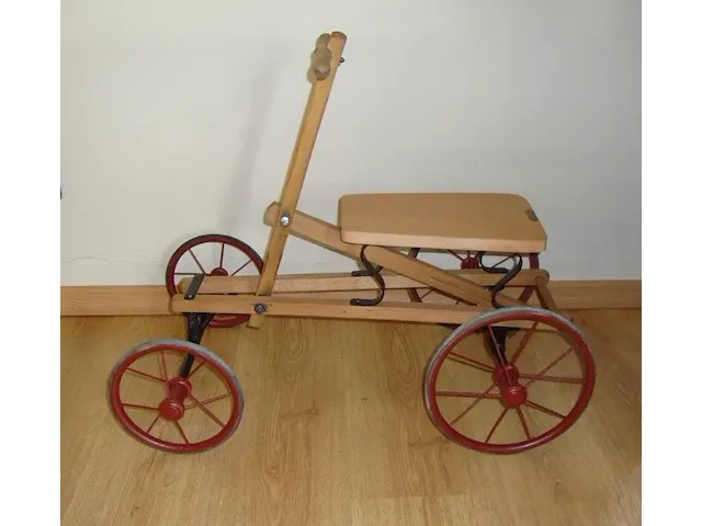 Antieke kinderfiets - afbeelding 1 van  1